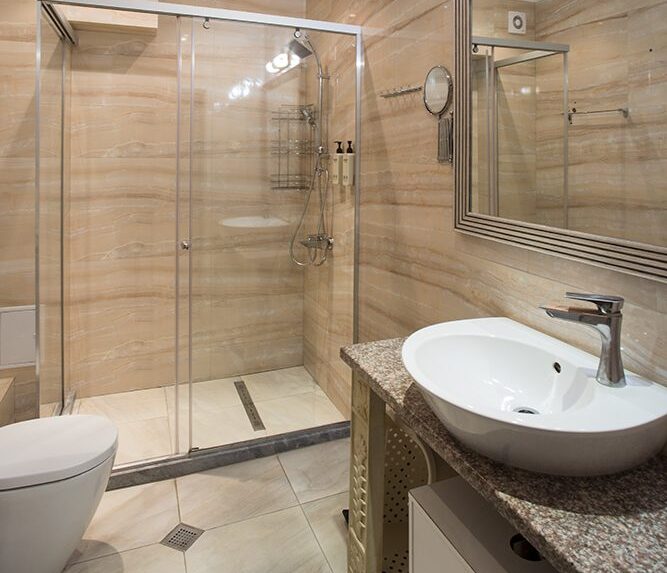 obr_kupelna pohľad na kúpeľňu apartmánu, sprchový kút, toaleta, umývadlo