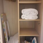pohľad na šatníkovú skriňu v apartmáne